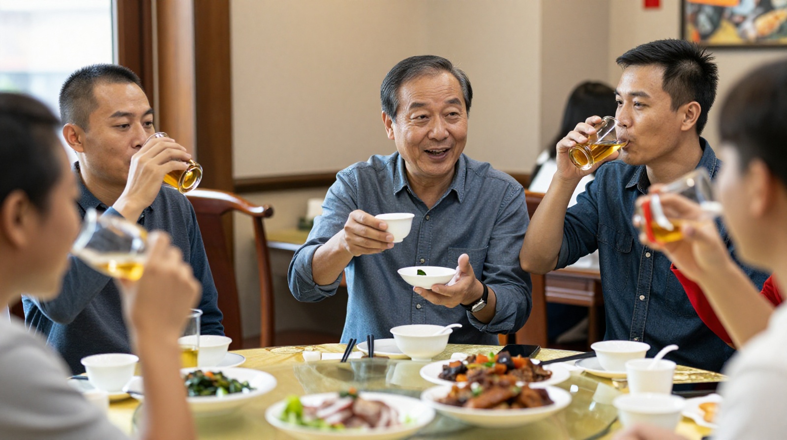 A traveler gracefully declining alcohol with a smile during a Chinese dinner
