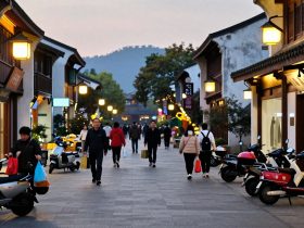 The Quiet Streets of Hangzhou: What Locals Do When the Tourists Leave at Dusk