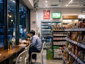 Late-Night Dinners: The Solitude and Warmth of China’s 24-Hour Convenience Stores
