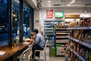 Late-Night Dinners: The Solitude and Warmth of China’s 24-Hour Convenience Stores