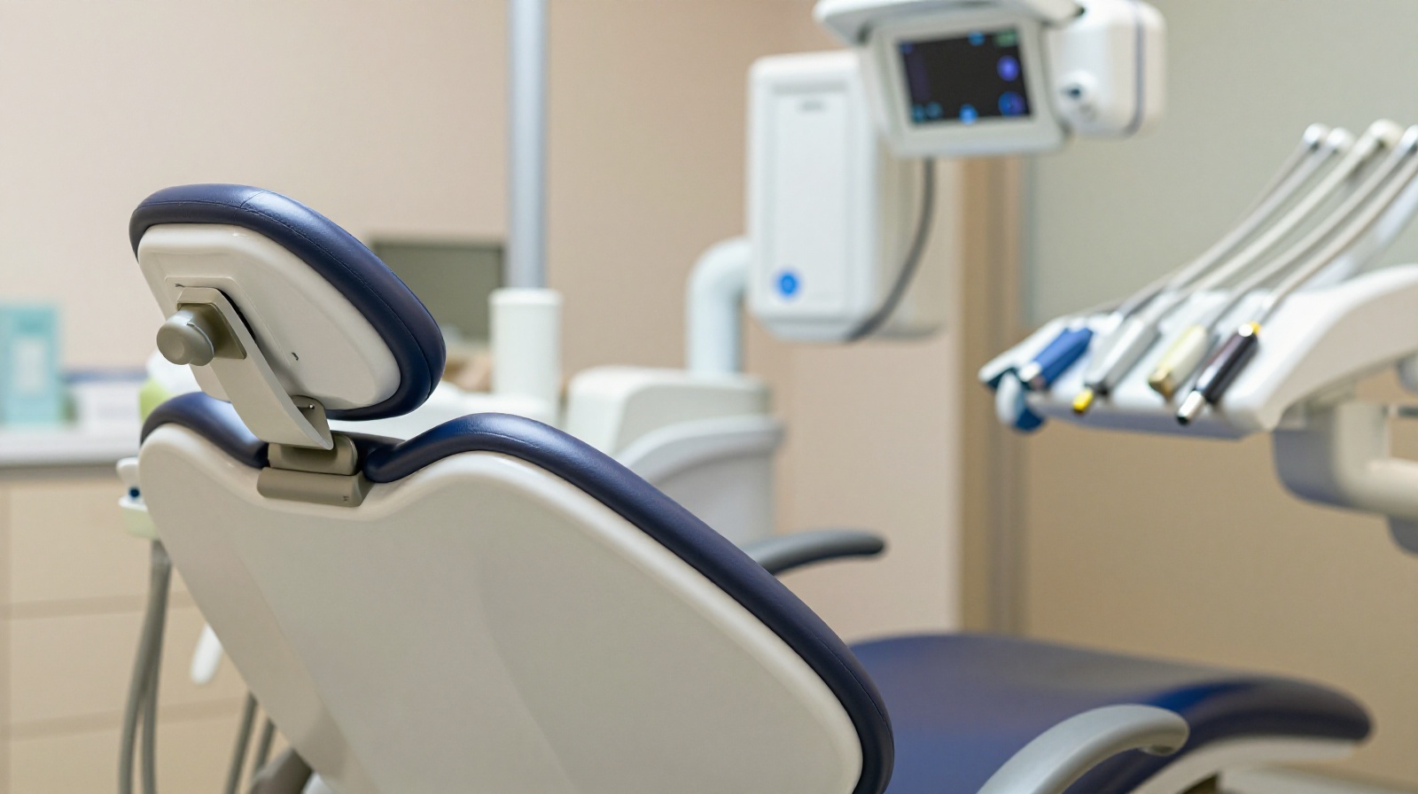 Modern dental treatment room in a Chinese private clinic featuring high-tech digital imaging equipment and a comfortable patient chair