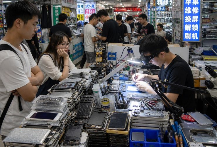 The Magic of Phone Repair: Fixing Screens and Batteries in Minutes
