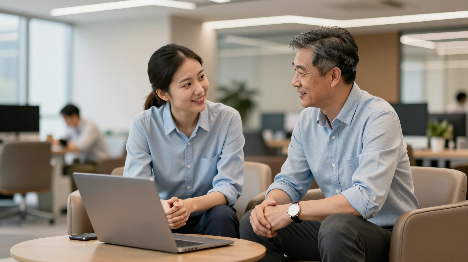 Colleagues using familiar terms like 'Ge' or 'Jie' to show workplace camaraderie