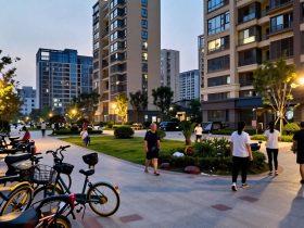 Unlocked Doors at Night: How Chinese Communities Turn Peace into Routine