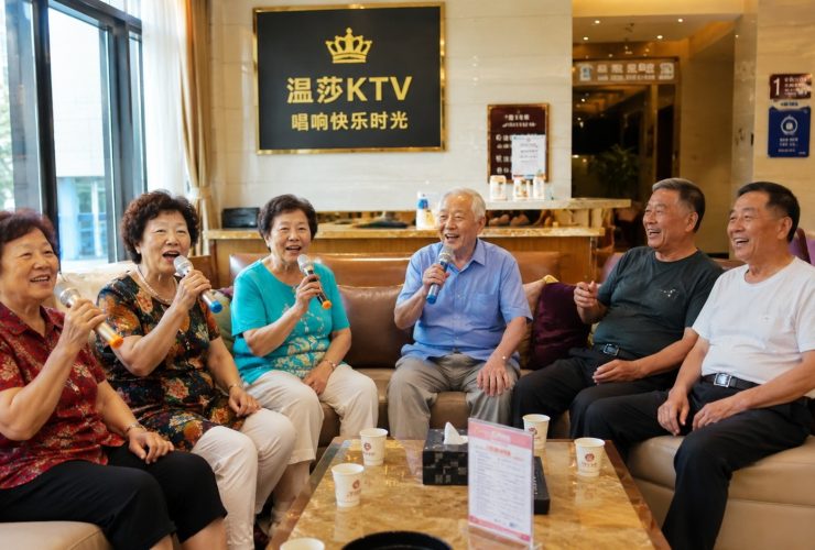 How Retirees Took Over the Daytime Slots at Karaoke Bars