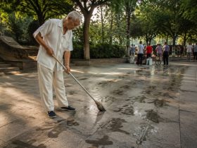 The Park Elders Who Write Giant Poems with Water That Evaporate in Minutes
