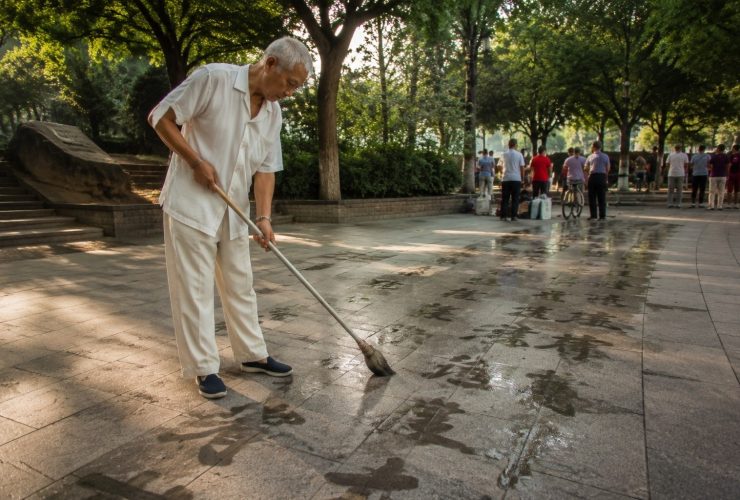 The Park Elders Who Write Giant Poems with Water That Evaporate in Minutes