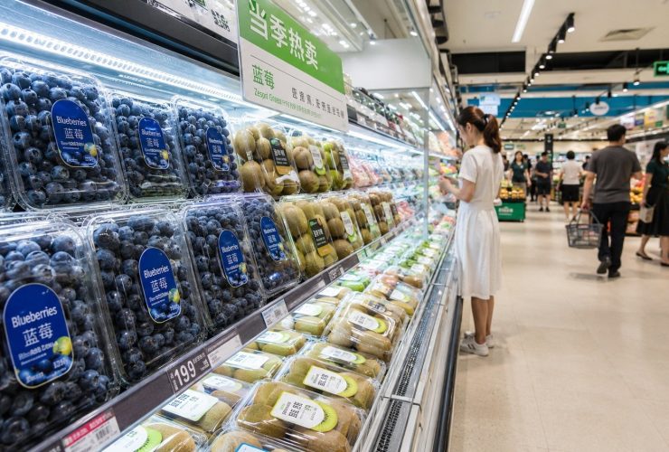 Are Seasons Obsolete? Year-Round Kiwis and Blueberries in Chinese Supermarkets