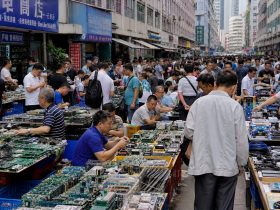 Why Western Tech YouTubers Come to Huaqiangbei to Learn, Not Just Buy