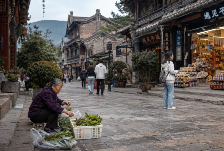 The Fake Local Specialty Trap: How to Spot Mass-Produced Souvenirs in Ancient Towns