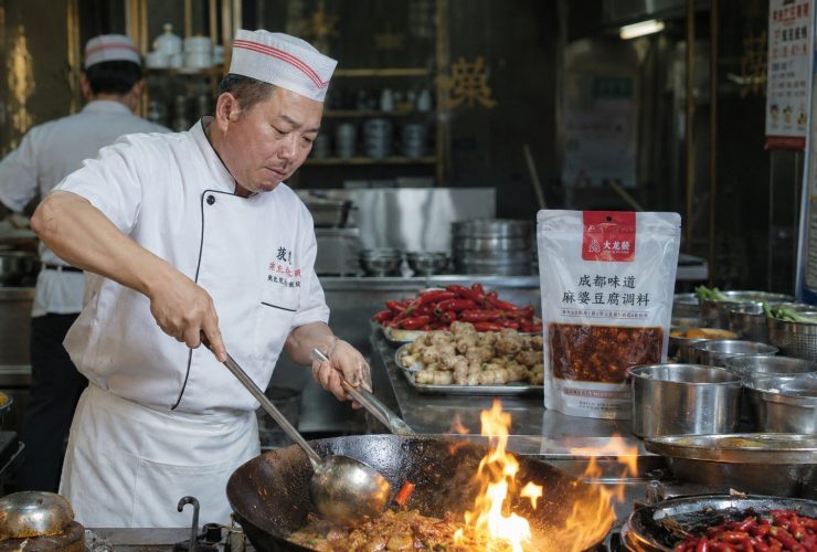 Tradition vs. Efficiency: How Master Chefs Navigate the Sichuan Catering Boom
