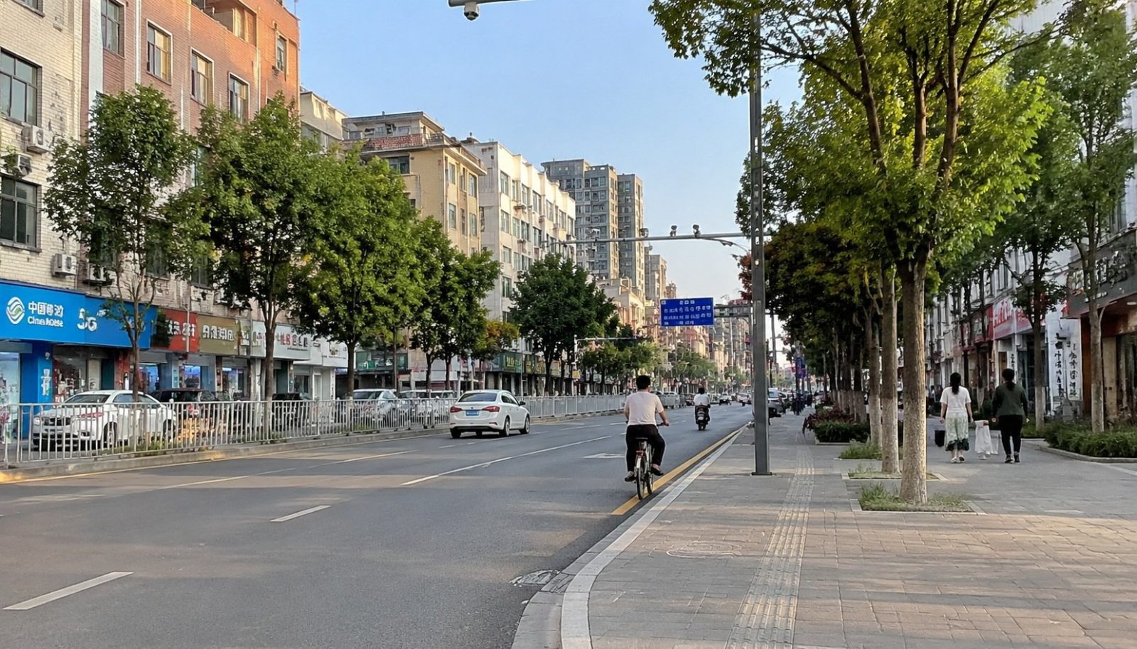 American Couple Surprised to Find China's Fourth-Tier City Cleaner and More Modern Than Imagined