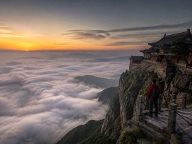 The Secret 'Sky City': Hiking Qiyun Mountain's Sea of Clouds and Taoist Roots