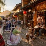 Why Is Lijiang Old Town an 'Internet Celebrity Hotspot'? A Look at Tourists and Shopkeepers