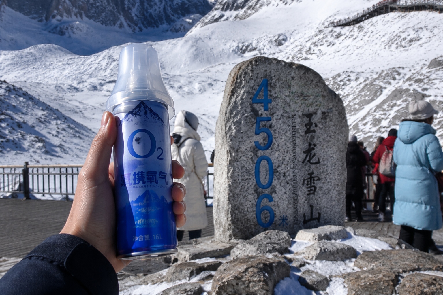 A person using a portable oxygen spray at the 4,506-meter Glacier Park of Jade Dragon Snow Mountain.