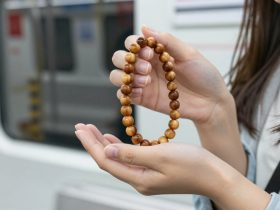 Why Are Young Chinese Obsessed with 'Polishing' Greasy Beads?