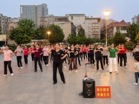 Strangers Dancing and Chatting: What American Visitors Envy About Chinese Square Life