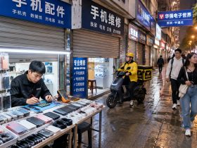 Inside Shenzhen's Huaqiangbei: The World's Largest Electronics Market After Dark 35 Inside Shenzhen's Huaqiangbei: The World's Largest Electronics Market After Dark