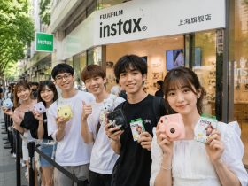 The Comeback of the Polaroid Camera in the Age of Digital Perfection 37 The Comeback of the Polaroid Camera in the Age of Digital Perfection