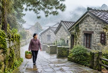 Mount Lu: The Waterfall in Poems and the International Villas on the Mountain
