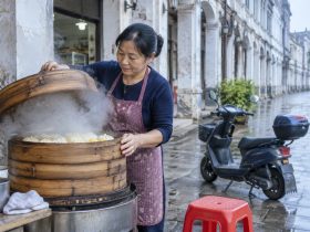 Breakfast Philosophy Under Haikou's Arcades: The Sense of Time in a Coconut Cake