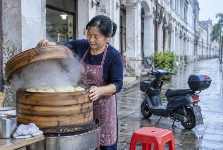 Breakfast Philosophy Under Haikou's Arcades: The Sense of Time in a Coconut Cake