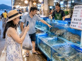 A Taste Battle: The Real Price War at Sanya's Seafood Markets Between Tourists and Locals